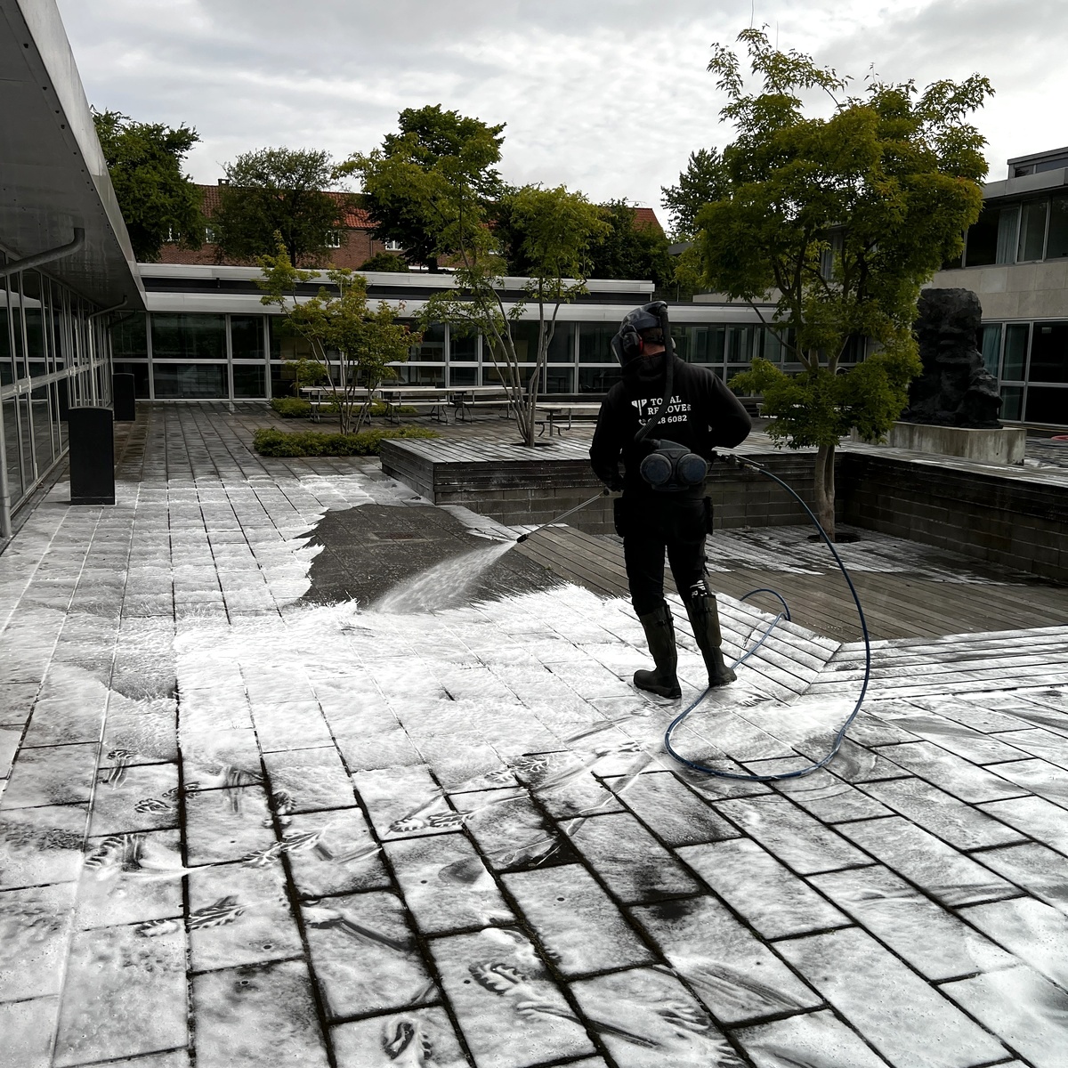 Algebehandling af tagterrasse - teknikker påfører algemiddel med skum