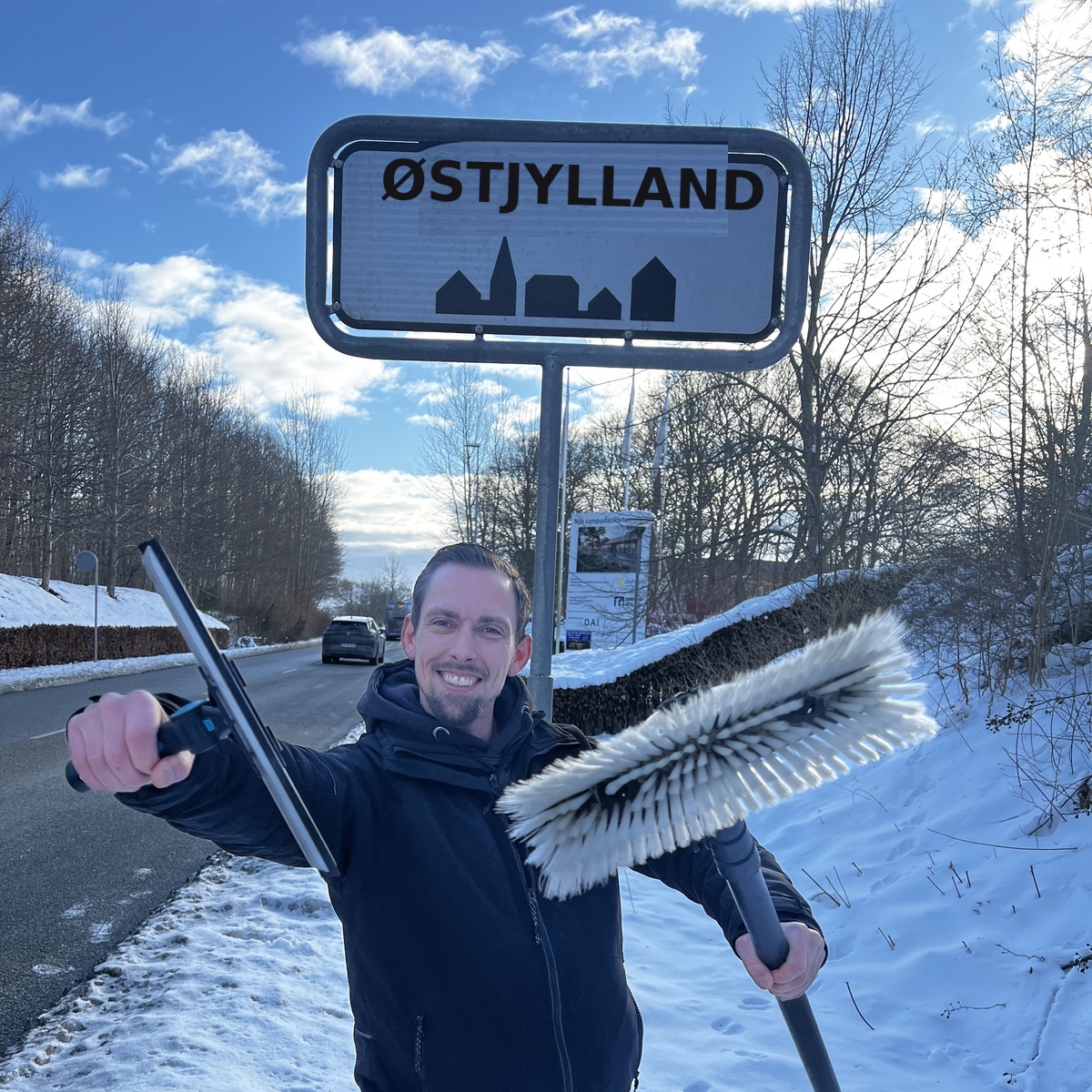 Total-Remove vinduespudser med skraber og børste ved indkørsel til Østjylland